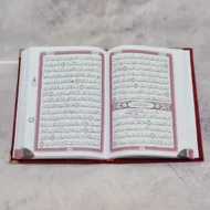 ⁦المصحف القطيفة مع تصميم الأكريلك الذهبي⁩ - الصورة ⁦2⁩